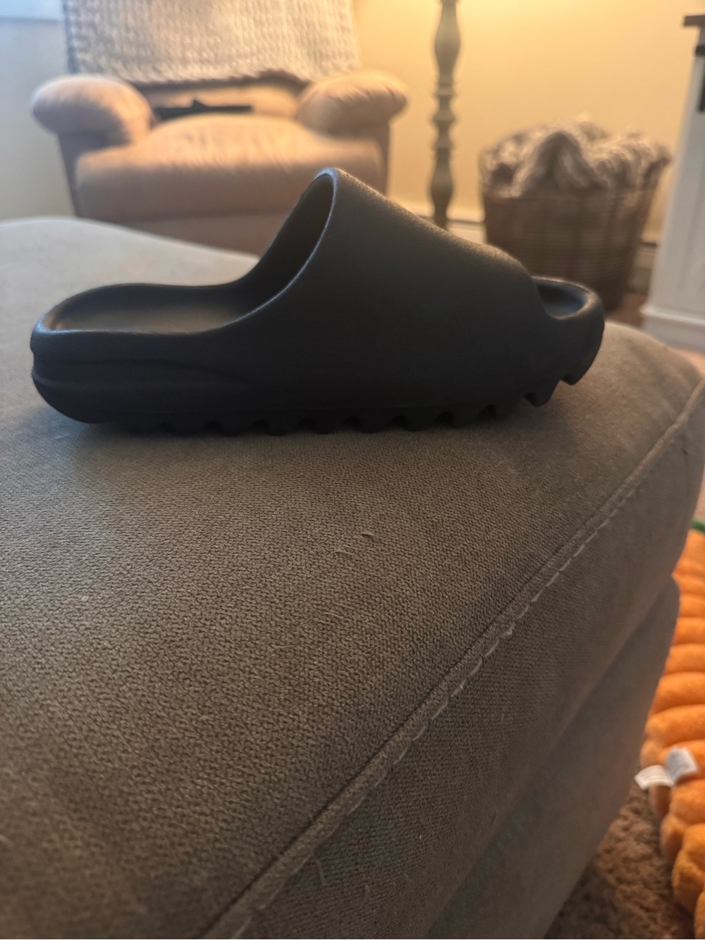 Yeezy Slides - Picture 2 of 3